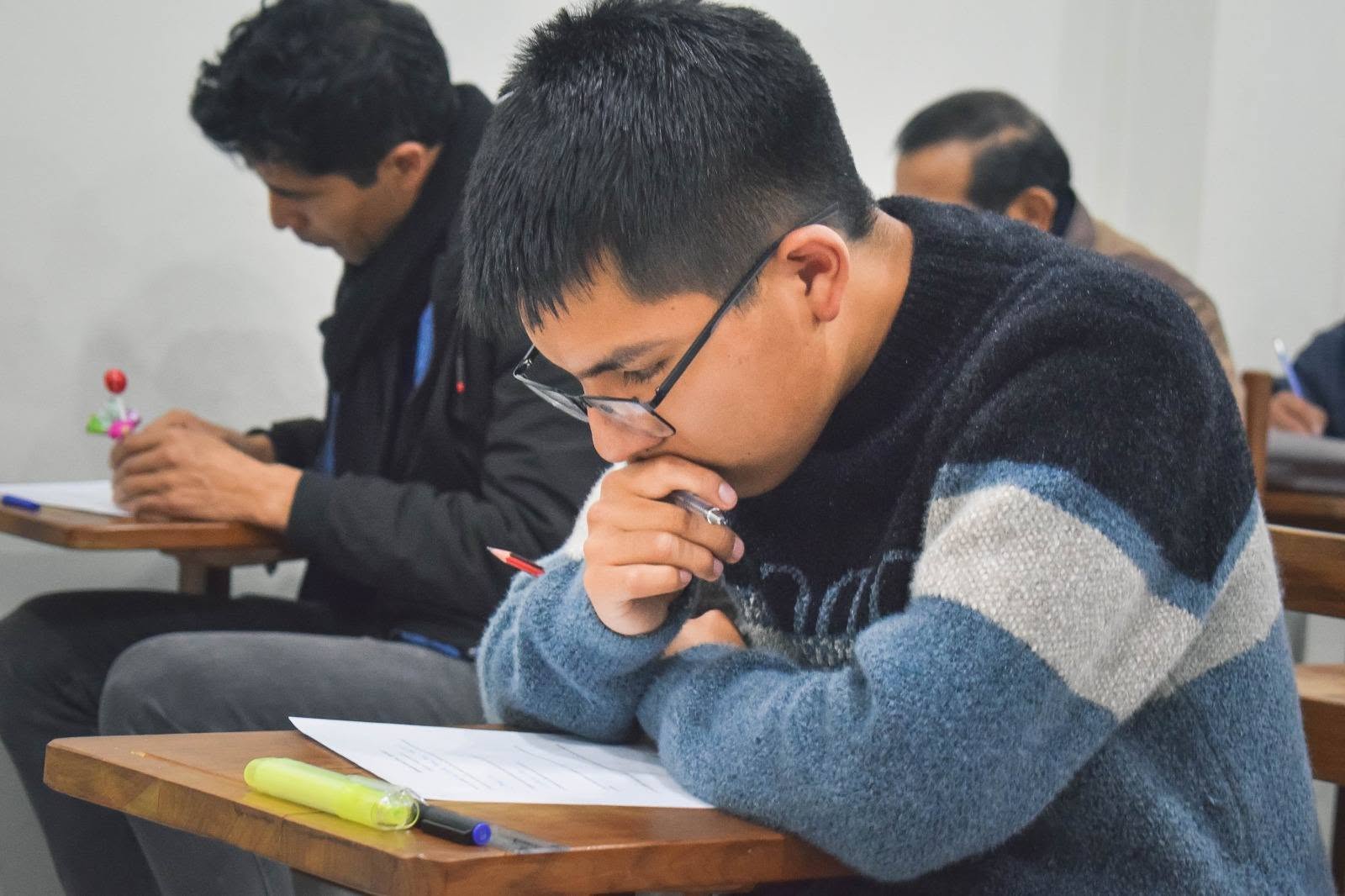Estudiante concentrado en examen