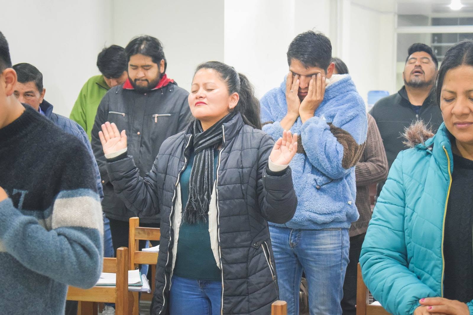 Estudiantes en un momento de oración durante la clase